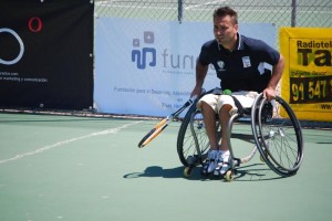 Juan Carlos Martinez jugando al tenis
