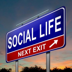 cartel en inglés que pone "vida social próxima salida"